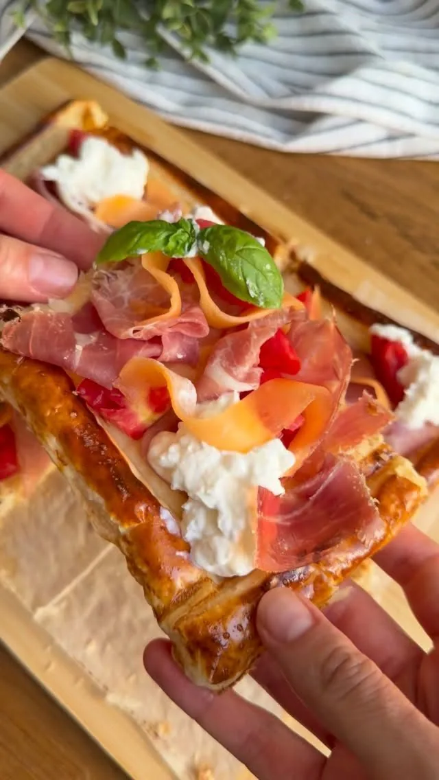 Torta salata con prosciutto, stracciatella, pomodoro e melone